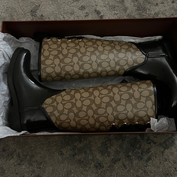 Coach rain boots in chestnut/ khaki color size 6M - Picture 6 of 8